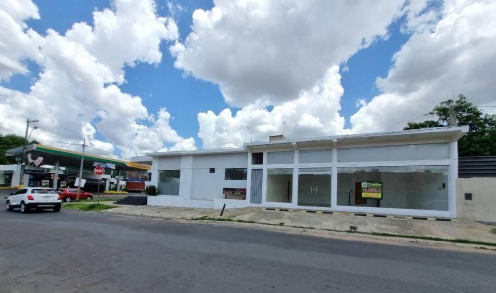 Alquilo amplio salon comercial en Esquina Fernando de la Mora Zona Paseo 1811 para oficina o comercio