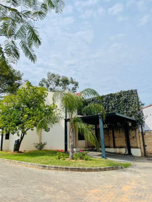 Alquilo casa con Piscina en Barrio Privado, Dep. Central Luque 