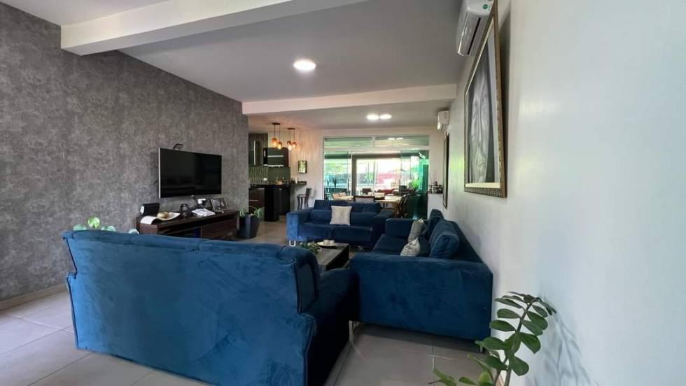 En venta amplia residencia en el Condominio Ayres del Este - Km10