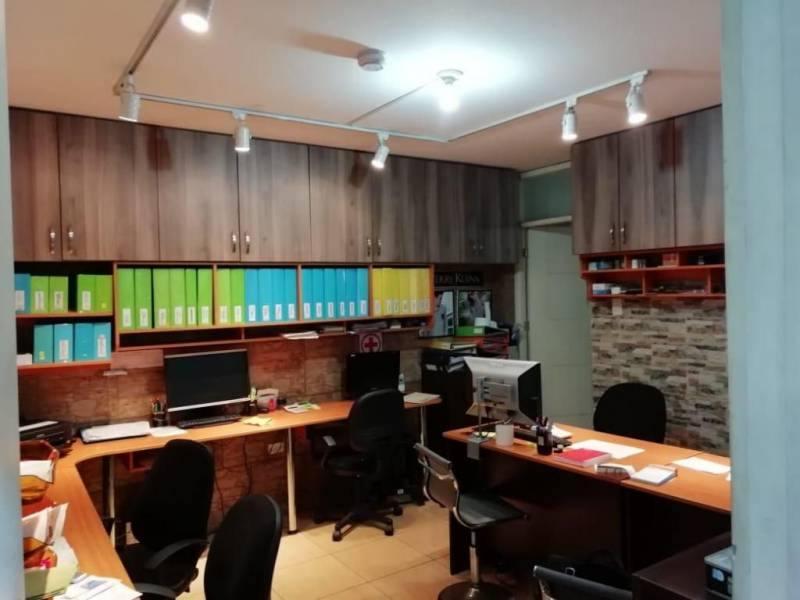 Se vende almacén con oficinas en La Victoria.