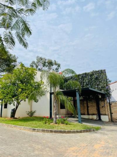 Vendo Casa en Paraguay, con piscina en Condominio privado a 10 minutos del centro de la capital 