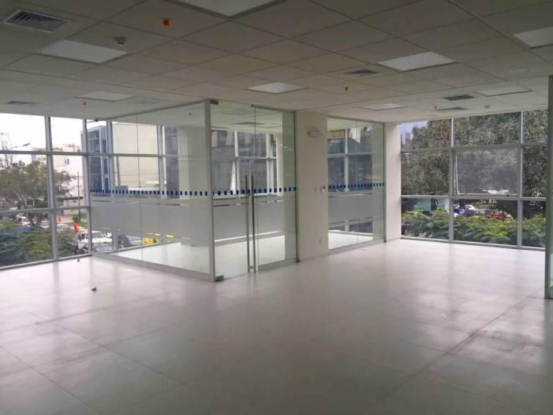 Venta de oficina en Exclusivo Edificio Empresarial San Isidro Totalmente Equipado