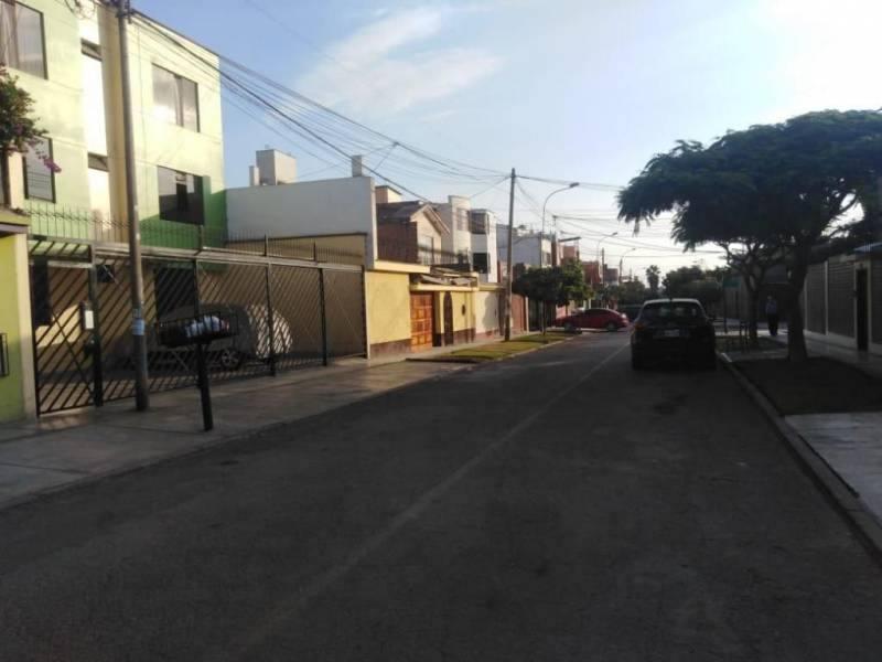 Aqluilo Casa en condominio cerrado, a media cuadra de la Av. Huarochiri, cerca de Javier Prado Este.