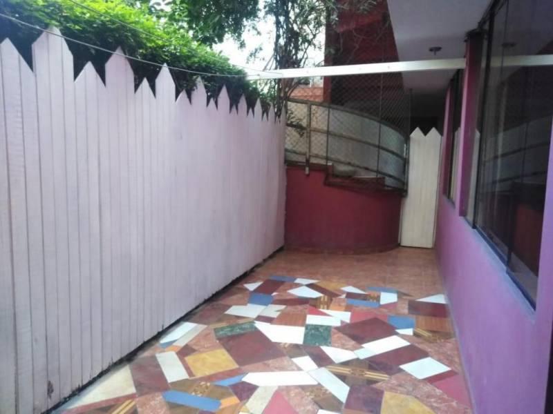 Aqluilo Casa en condominio cerrado, a media cuadra de la Av. Huarochiri, cerca de Javier Prado Este.