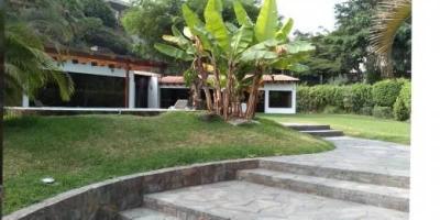 Alquilo casa en calle cerrada con piscina, 6 dormitorios , rodeada de jardines, en La Planicie, La Molina