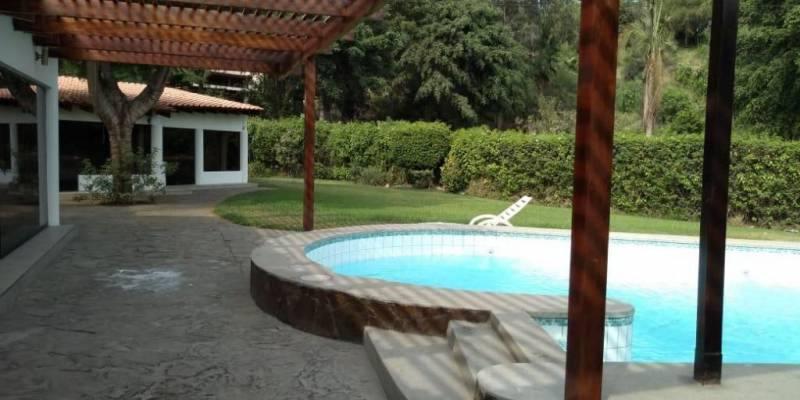 Alquilo casa en calle cerrada con piscina, 6 dormitorios , rodeada de jardines, en La Planicie, La Molina