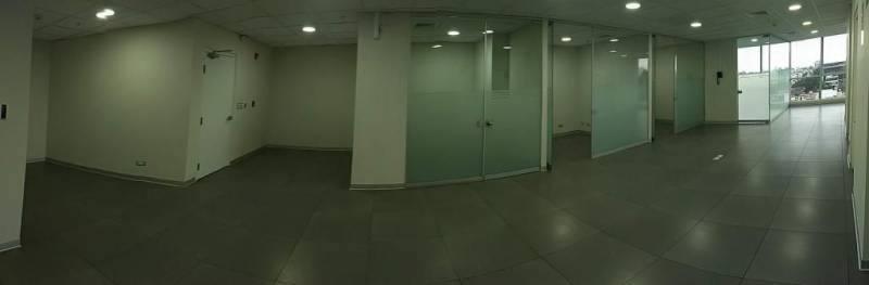 Oficina en alquiler en Surco, en moderno centro empresarial e Iimplementada con 4 privados y aire acondicionado