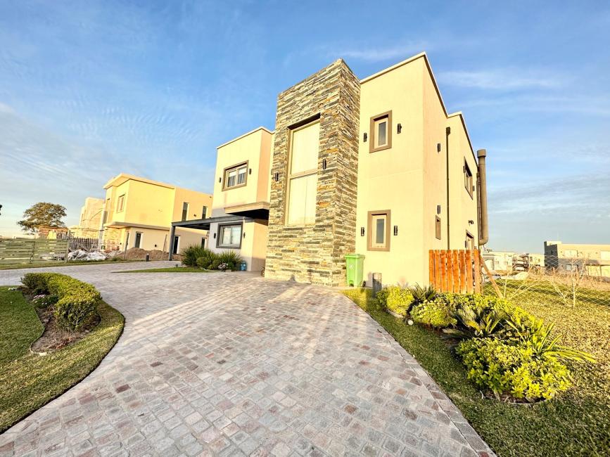 Casa 4 dormitorios en venta en Lagos de Canning, Esteban Echeverria