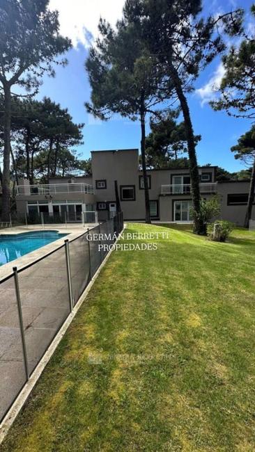 Casa 5 dormitorios en alquiler temporario en Pinamar