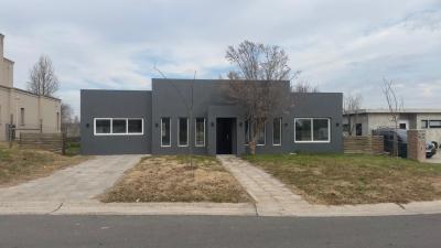 Casa 3 dormitorios en venta en San Sebastian, Escobar