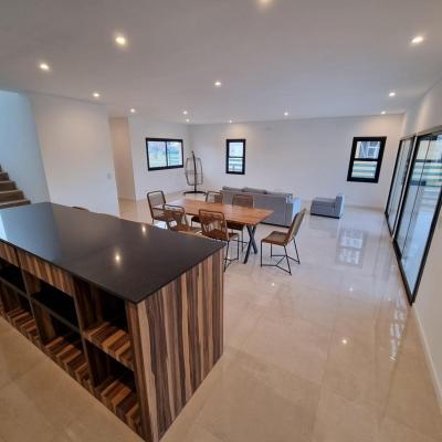 Casa 4 dormitorios en venta en Puertos, Escobar