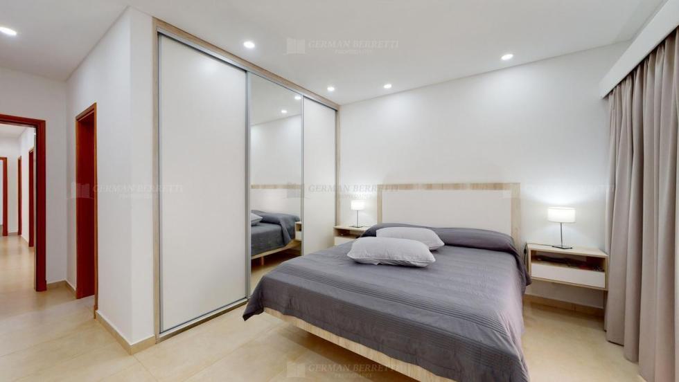 Casa 4 dormitorios en venta en Club Miralagos, La Plata