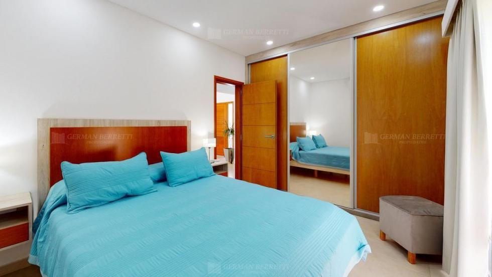 Casa 4 dormitorios en venta en Club Miralagos, La Plata