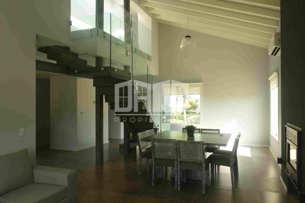 Casa 4 dormitorios en alquiler temporario en Puertos, Escobar