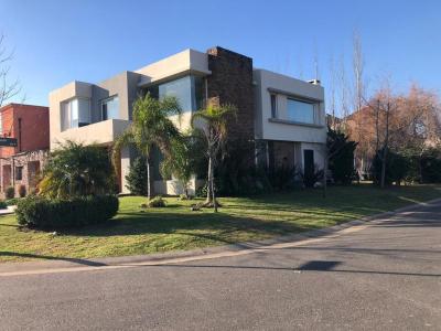Casa 3 dormitorios en alquiler temporario en Nordelta, Tigre