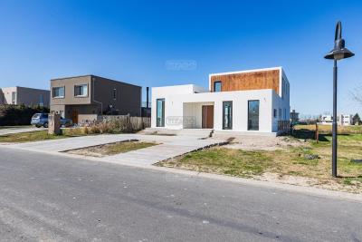 Casa 4 dormitorios en venta en El Naudir, Escobar