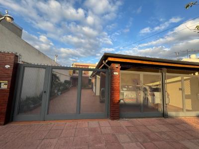 Casa 2 dormitorios en venta en Castelar, Moron