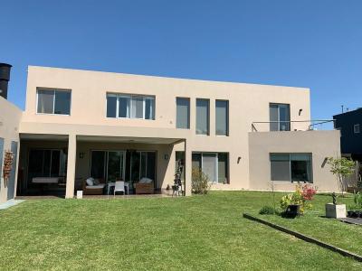 Casa 4 dormitorios en venta en General Pacheco, Tigre