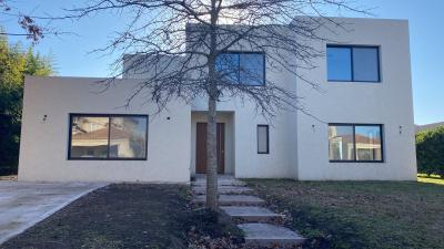 Casa 4 dormitorios en venta en Loma Verde, Escobar