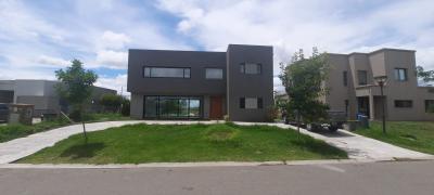 Casa 3 dormitorios en venta en El Canton, Escobar