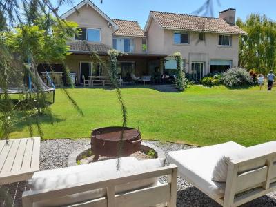 Casa 4 dormitorios en venta en Camino de los Horneros