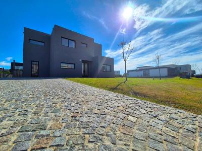 Casa 4 dormitorios en venta en Puertos, Escobar