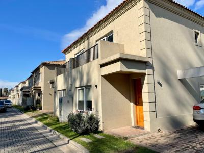 Casa 3 dormitorios en venta en Saravi Village, Pilar