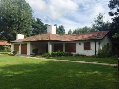 Casa 4 dormitorios en alquiler temporario en Highland Park CC, Pilar