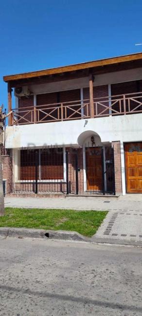 Casa 3 dormitorios en venta en Castelar, Moron