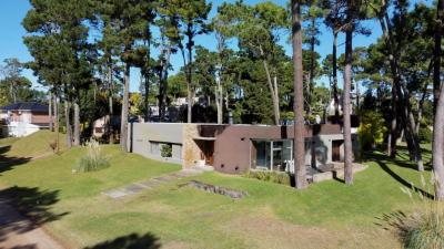 Casa 4 dormitorios en venta en Pinamar