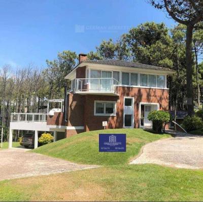 Casa 5 dormitorios en alquiler temporario en Pinamar