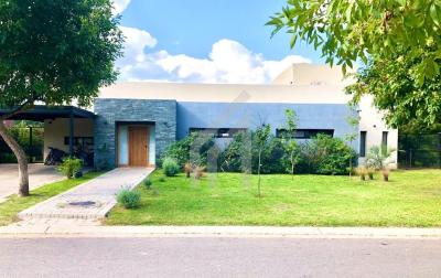 Casa 4 dormitorios en alquiler en Haras Santa Maria, Escobar