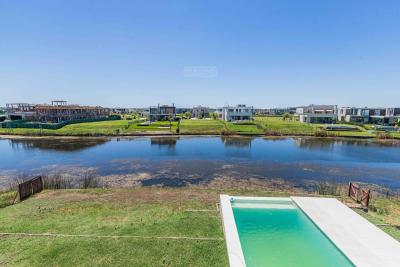 Casa 4 dormitorios en venta en Puertos, Escobar