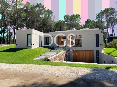 Casa 4 dormitorios en alquiler temporario en Pioneros, Pinamar