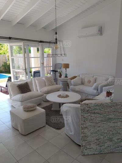 Casa 2 dormitorios en alquiler temporario en Francisco Álvarez, Moreno