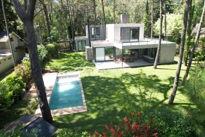 Casa 4 dormitorios en venta en Carilo