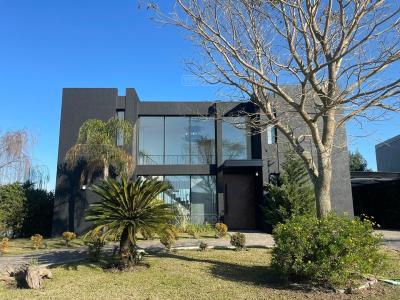 Casa 4 dormitorios en alquiler temporario en Puertos, Escobar
