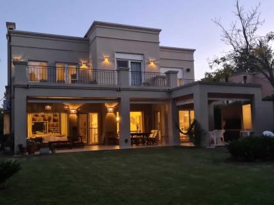 Casa 4 dormitorios en alquiler temporario en Santa Barbara, Tigre