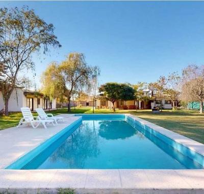 Casa 4 dormitorios en venta en Arana, La Plata