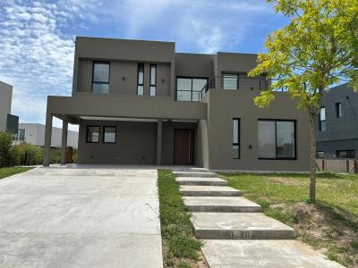 Casa 4 dormitorios en venta en Puertos, Escobar