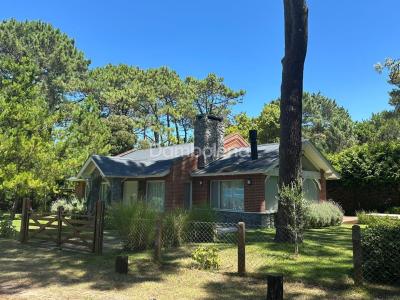 Casa 3 dormitorios en venta en Carilo