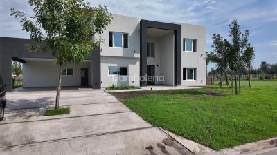 Casa 4 dormitorios en venta en Terravista, General Rodriguez