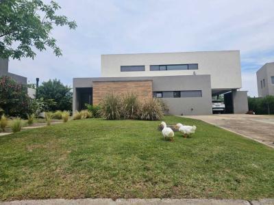 Casa 4 dormitorios en venta en El Canton, Escobar