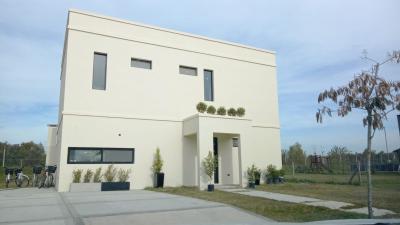 Casa 4 dormitorios en venta en Puertos, Escobar