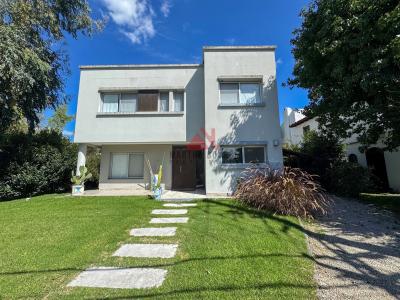 Casa 4 dormitorios en alquiler en Larena Country Club, Pilar