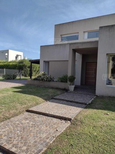 Casa 3 dormitorios en alquiler en El Canton, Escobar
