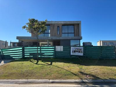 Casa 4 dormitorios en venta en Puertos, Escobar