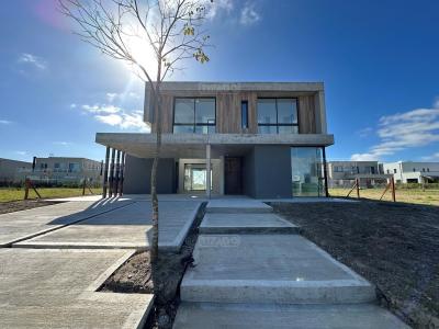Casa 4 dormitorios en venta en Puertos, Escobar