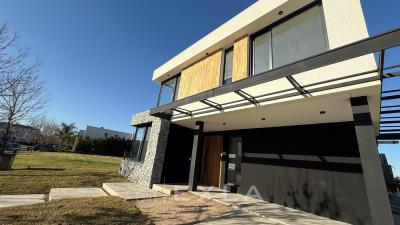 Casa 4 dormitorios en venta en Nordelta, Tigre