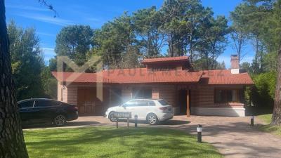 Casa 4 dormitorios en venta en Carilo